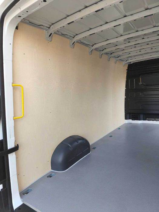 Zabudowa przestrzeni ładunkowej paki busa w aucie VW Crafter L4H3