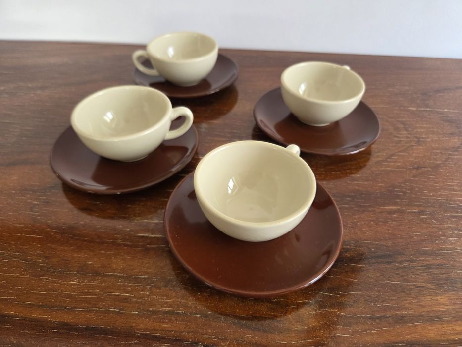 4 chávenas de café e 6 pires Candal