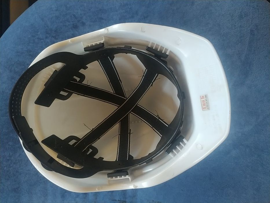 Каска строительная белая в хорошем состоянии