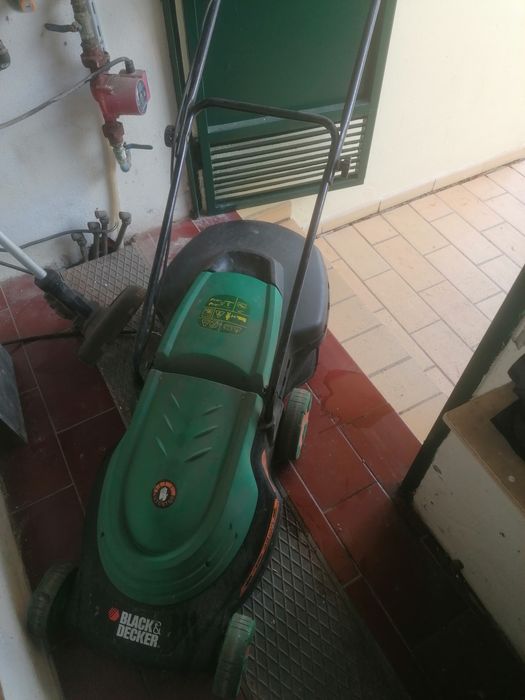 Máquina de cortar e aparar relva