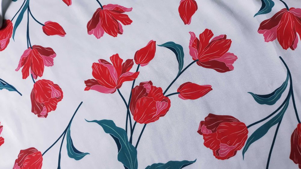 biała bluzka w czerwone kwiaty Orsay L 40 lekkie kimono