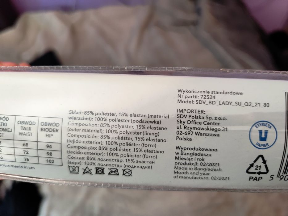 Czarny strój kąpielowy dwuczęściowy ze złotymi drobinkami