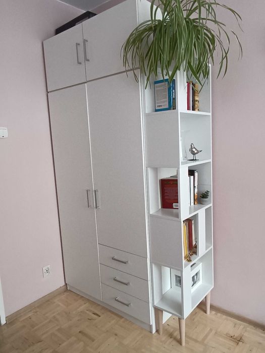 Biała szafa dwudrzwiowa