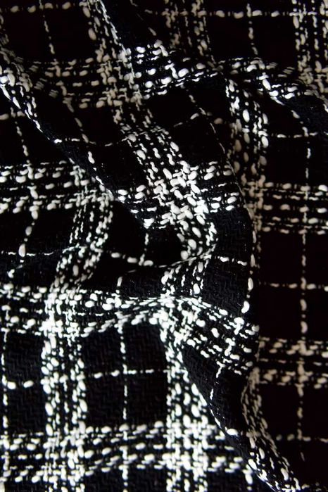 Czarna tkanina tweedowa w białą kratkę