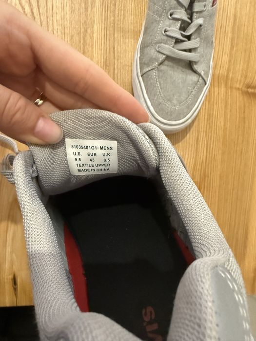 Продам кросівки Levis