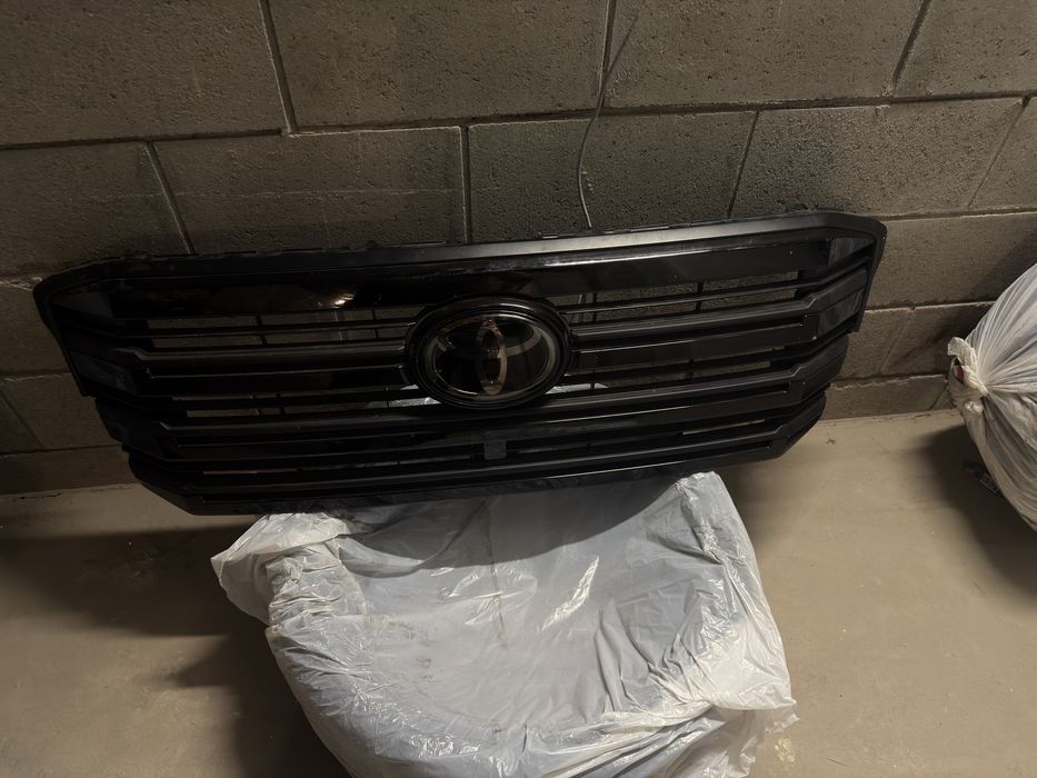Решетка радиатора Land cruiser 300