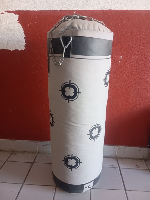 Saco de boxe cinzento