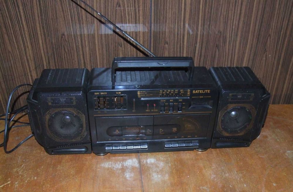 Stary radiomagnetofon kasetowy Satelite. vintage