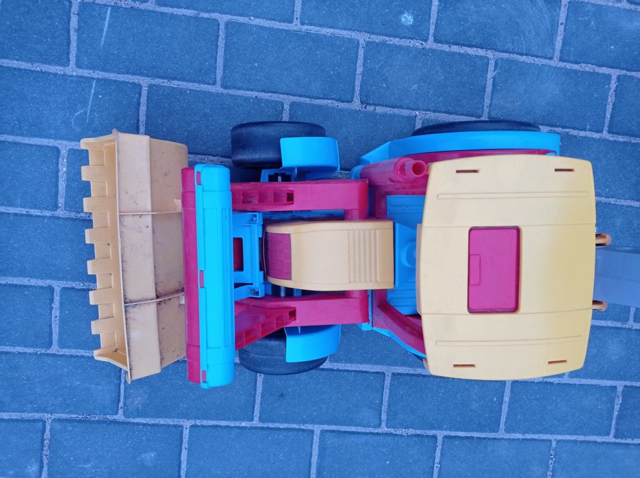 Duży traktor koparka.