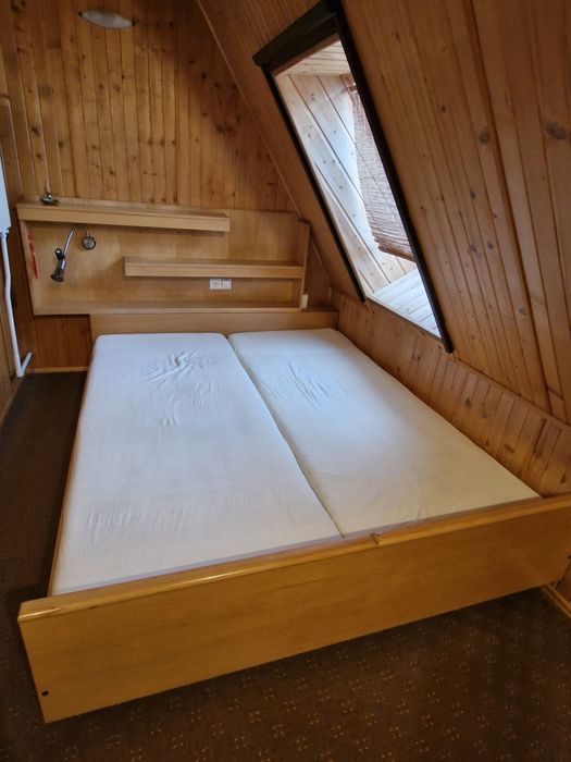 Sypialnia meble łóżko szafa wezgłowie stoliki  szuflady