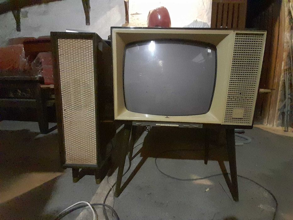 TV antiga Siemens e coluna inglesa Thorn