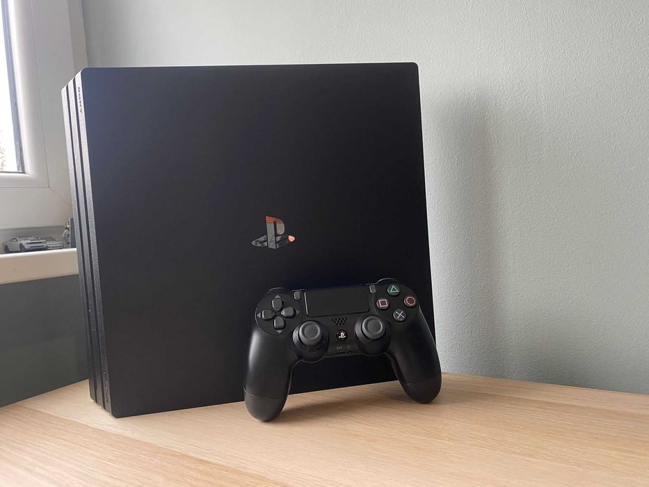 PS4 Pro 1TB + pad + 2 gry — świetny zestaw