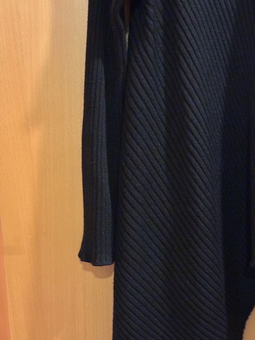 Casaco de malha de linhas modernas.