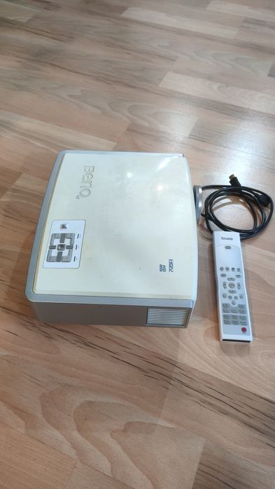 Projektor  Benq z rozwijanym  ekranem na statywie