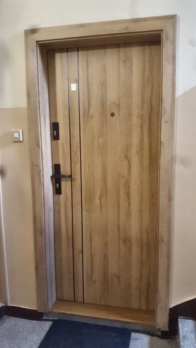 Drzwi do domów i mieszkań z montażem