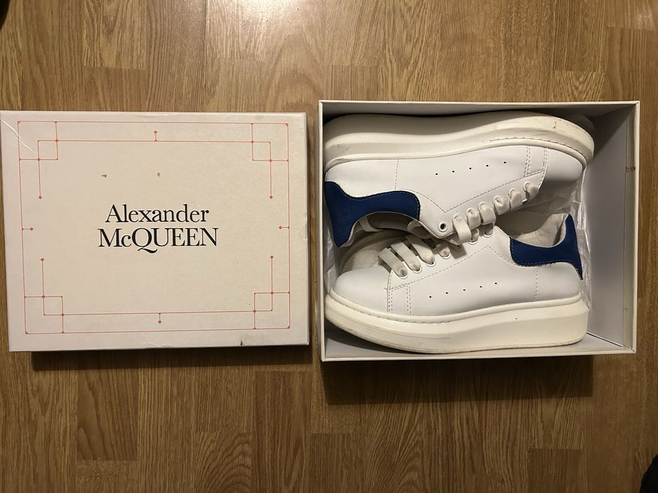 Tenis Alexander McQueen azul e branco