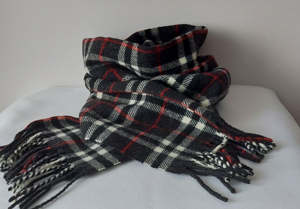 Nowy szalik w kratkę czarną,białą i czerwoną.