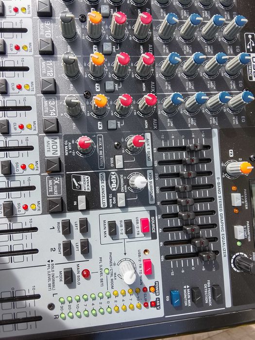 Mesa de mistura passiva como nova e com efx bom som.