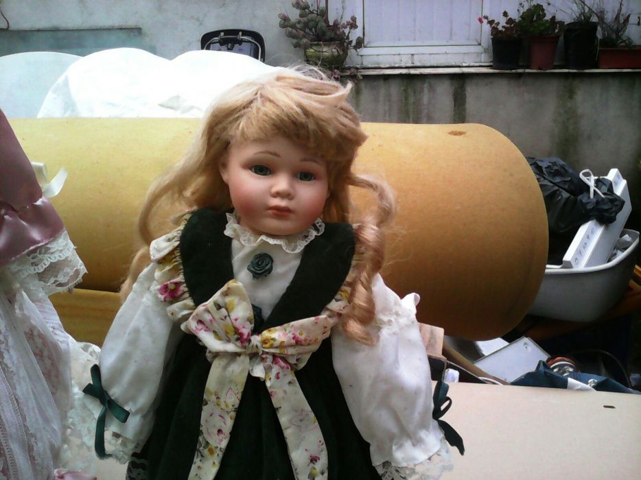 2 bonecas antigas com suporte