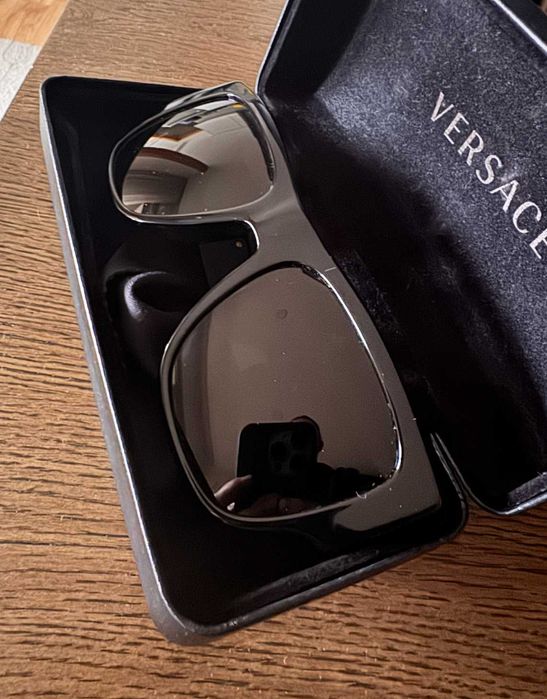 Óculos de Sol Versace – Detalhe Dourado – Excelente Estado