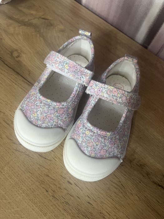 Капці, тапочки, сандалі