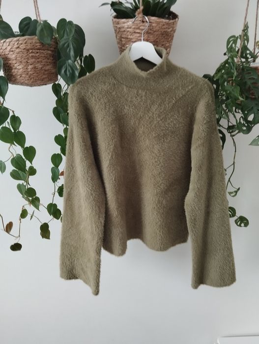 Puszysty golf, oversize, obniżona linia ramion, rozszerzane rękawy, pi