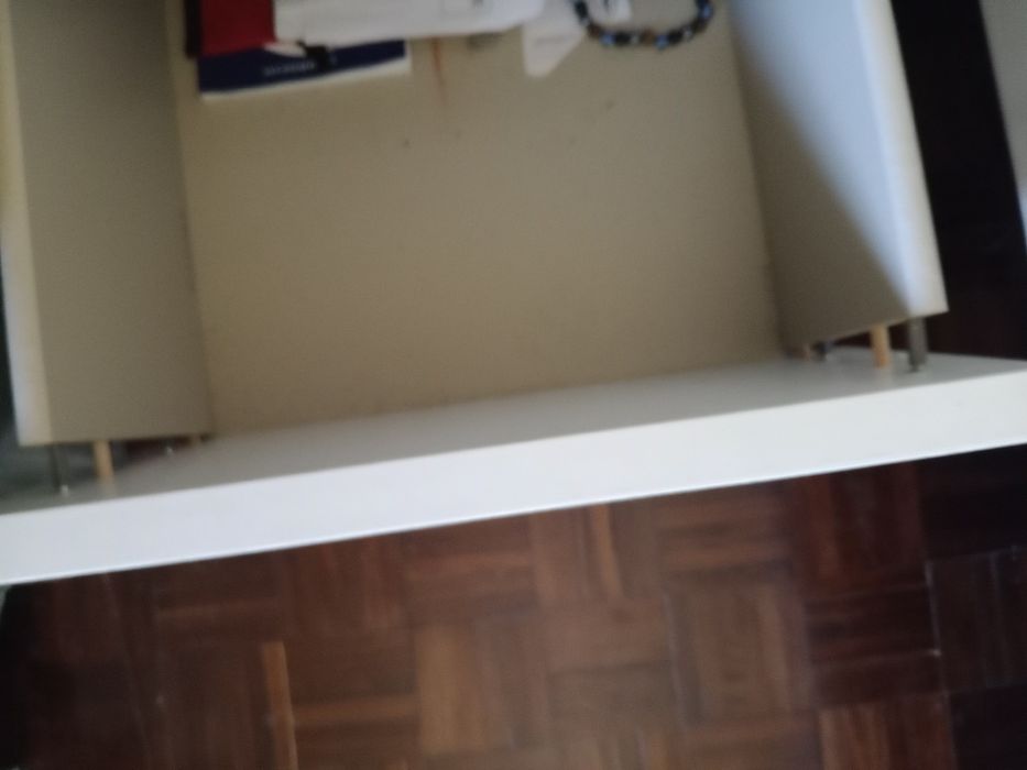 Duas mesinhas de cabeceira usadas com um pequeno defeito mas fácil de consertar