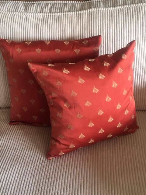 2 szt PODUSZKA dekoracyjna motyw PSZCZOŁA piękne ( 48 x 48 cm )