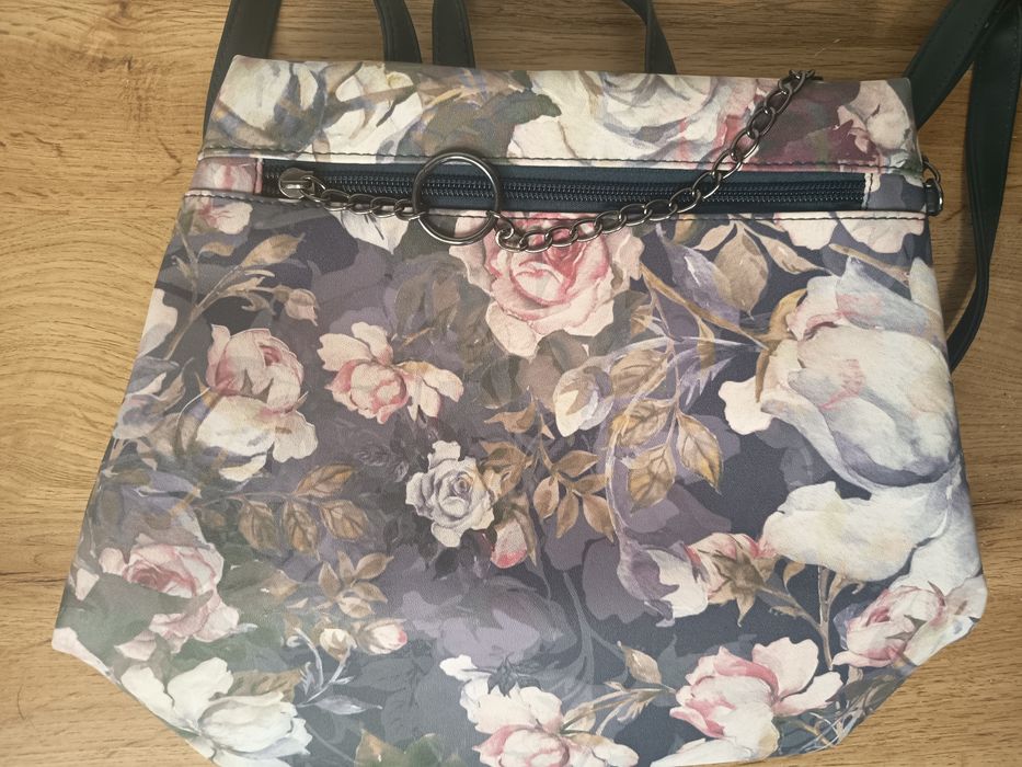 Mały plecak Avon w kwiaty 30 cm wielokolorowy