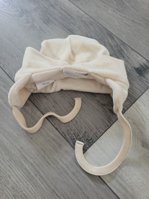 Pajacyk niemowlęcy plus czapka
