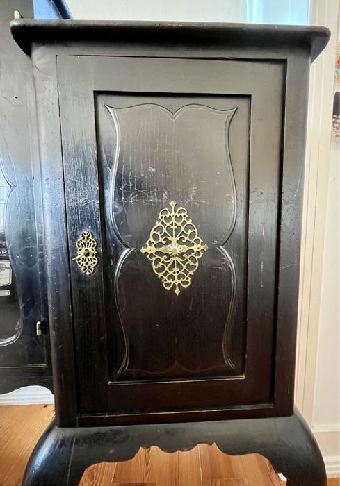 Aparador de madeira preta