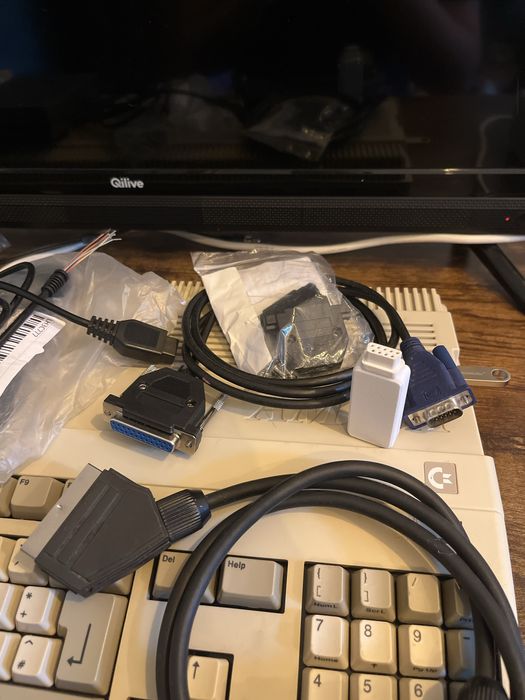 Commodore Amiga 500 z zasilaczem, padem do grania oraz kabelkami