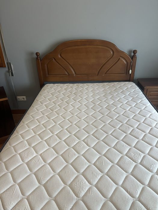 Cama de casal + 2 mesas de cabeceira + cómoda