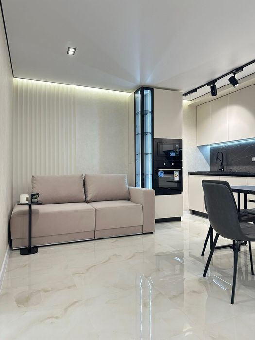 Сучасна стильна новенька квартирка