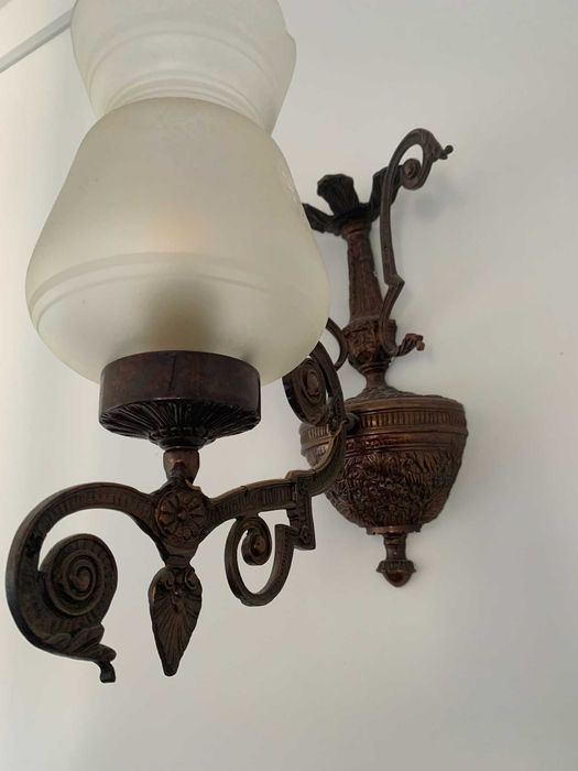 Par de Apliques de Parede Vintage em Bronze/Metal Trabalhado com Vidro Lapidado
