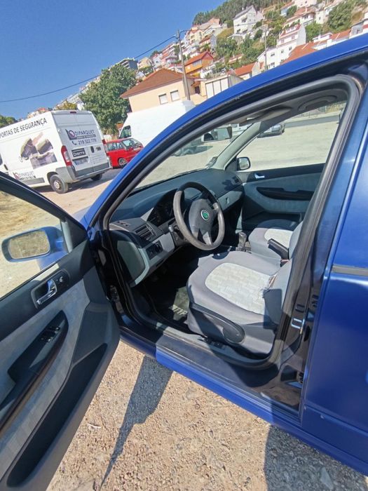 Skoda  fabia azul presisa de alguns reparos