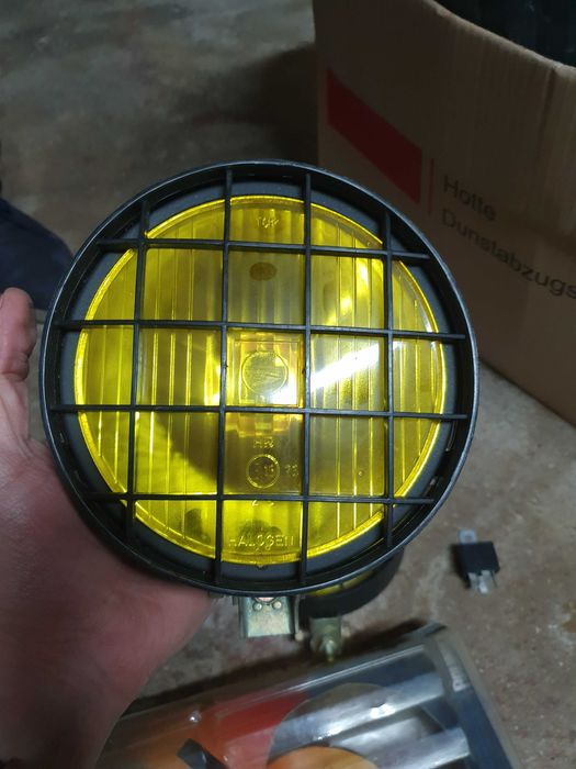 Vendo um par de ópticas para carro ou gipe de cor amarela