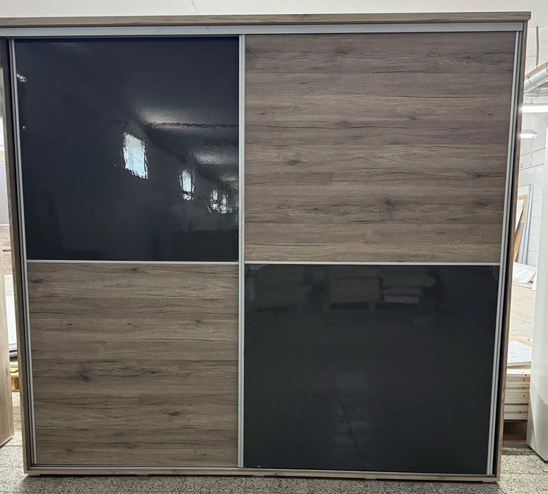 Sprzedam szafę nową skręconą!