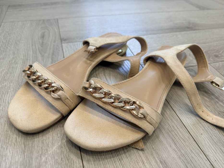 Sandały beżowe ze złotym obcasem i łańcuchem Butik 40