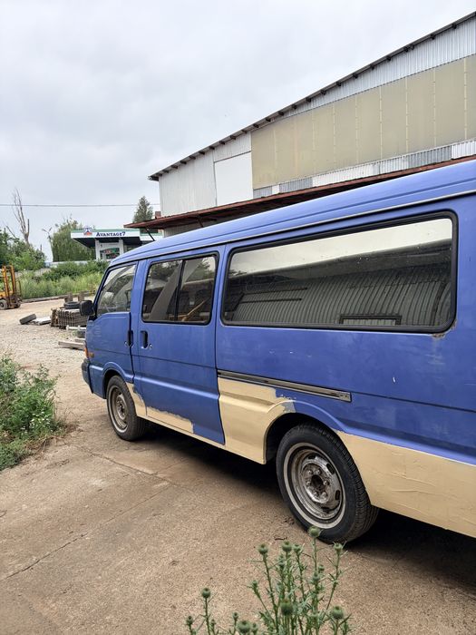 Mazda E2200 бусик на повному ходу