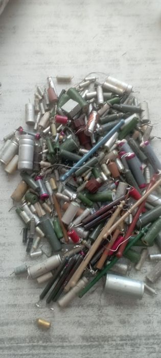 Мікросхеми та зрізка з плат радянських часів та інше.