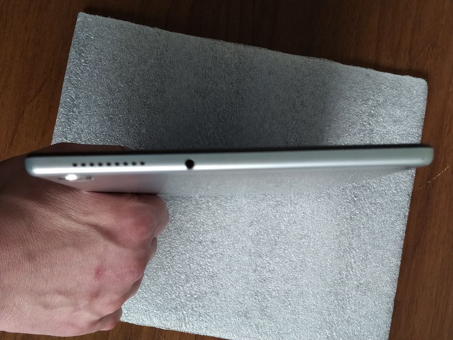 Lenovo tab M10 HD  TB-X306F екран 10.1 стан нового.