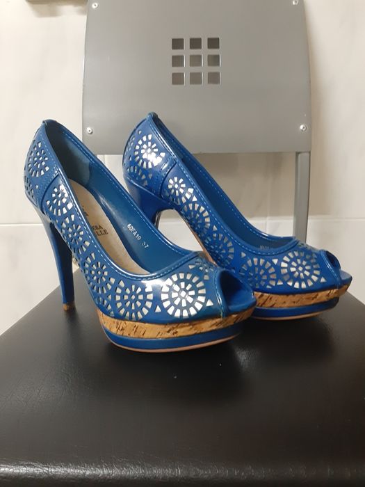 Vendo um par de sapatos