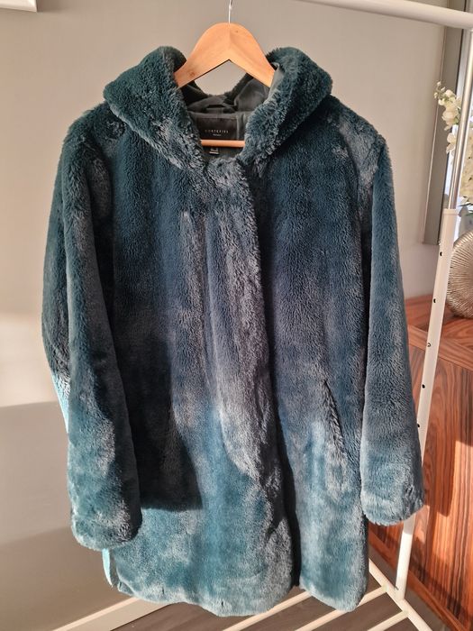 Casacao quentinho verde nem sei ou azul petróleo,é  a cor da foto