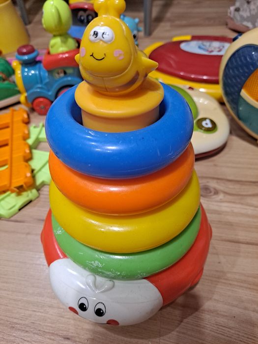 Zestaw zabawek dla małych dzieci piramidka krzesełko laptop ciuchcia