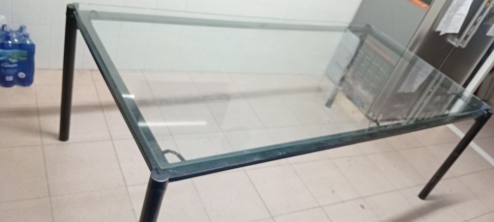 Mesa com tampo de vidro