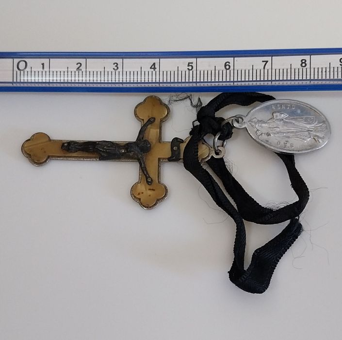 Lindíssimo crucifixo muito antigo e medalha