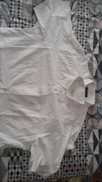 Dou 5 camisas brancas