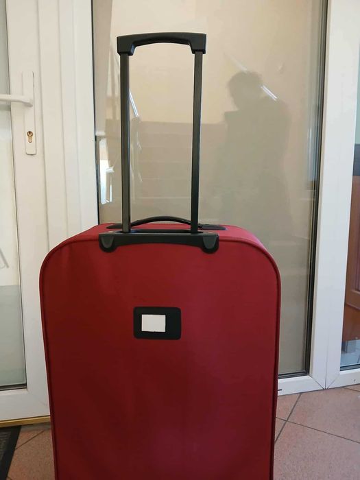 Walizka podróżna czerwona