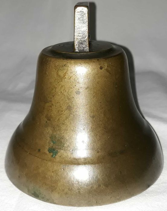 stary dźwięczny mosiężny dzwonek